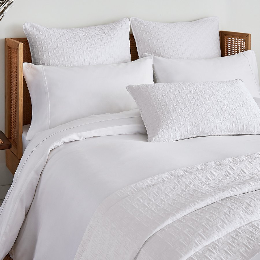 White quilt covers and hotel duvet covers manufactured in Pakistan for wholesale buyers